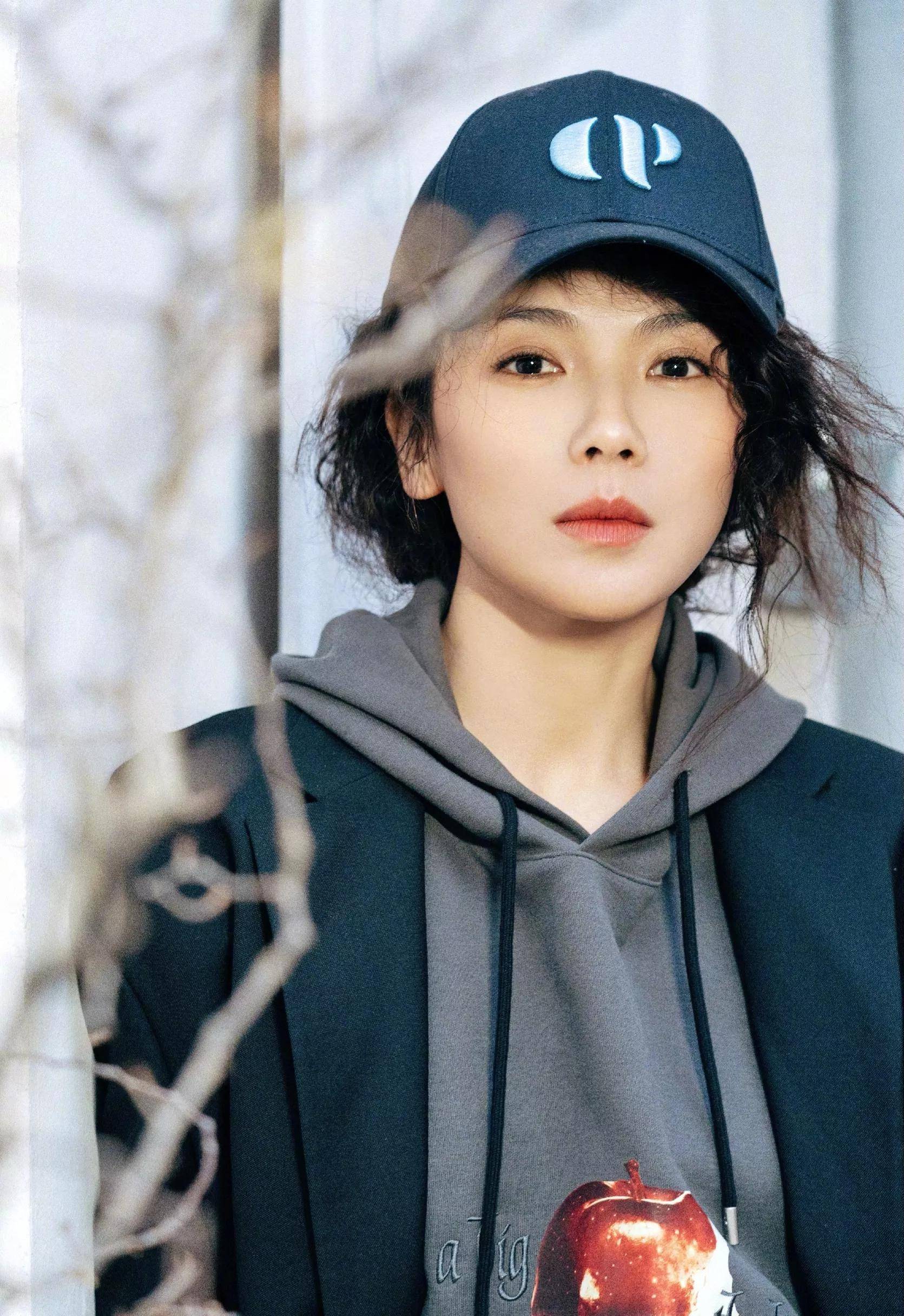 45岁刘涛晒自拍照,眼角皱纹明显,被疑整容似网红脸_王珂_网友_照片