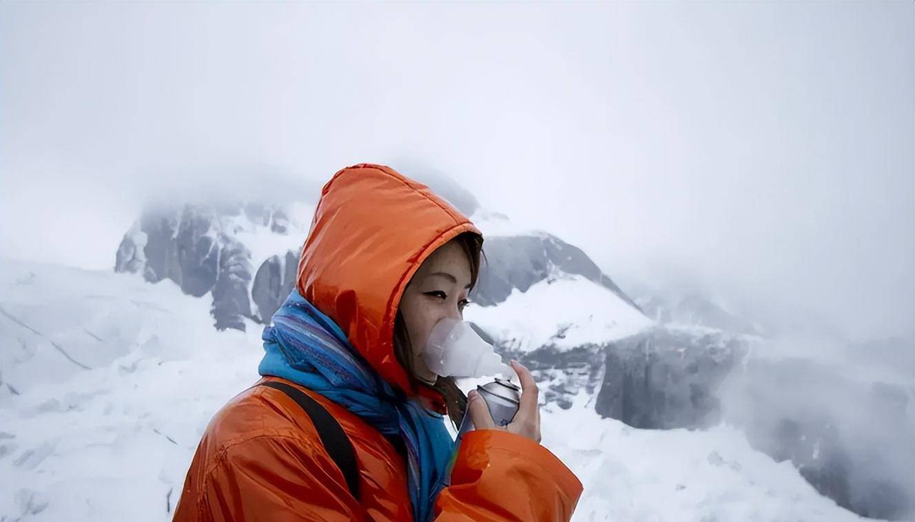 初上高原,有一点不适就吸氧,那么吸氧会有依赖性,不会让身体有适应