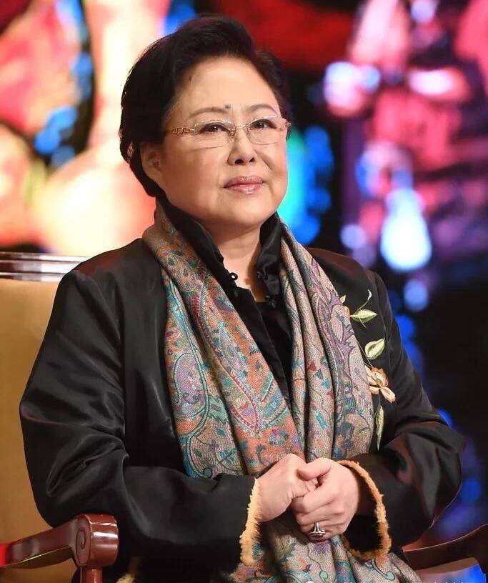 68岁斯琴高娃因换国籍拄着拐杖走路摇摇晃晃的近照_刘晓庆_网友_观众