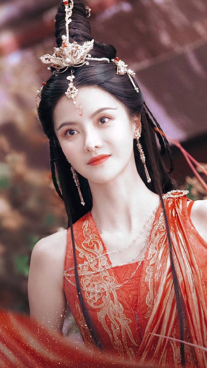 前阵子热播的《重紫》她演杨超越的妈妈,去年《沉香如屑》她演成毅的