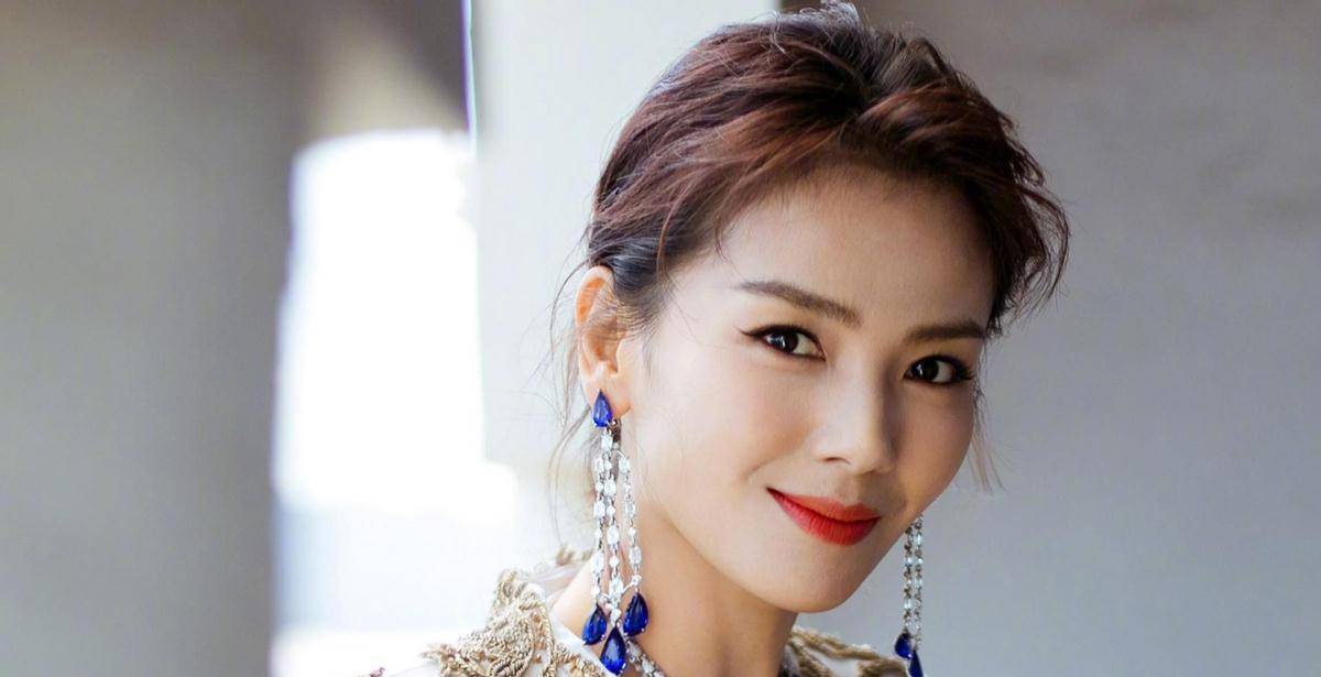 7位"歪嘴女战神":金晨时尚,刘涛大气,何琳歪到离谱_朱迅_柳岩_王心凌