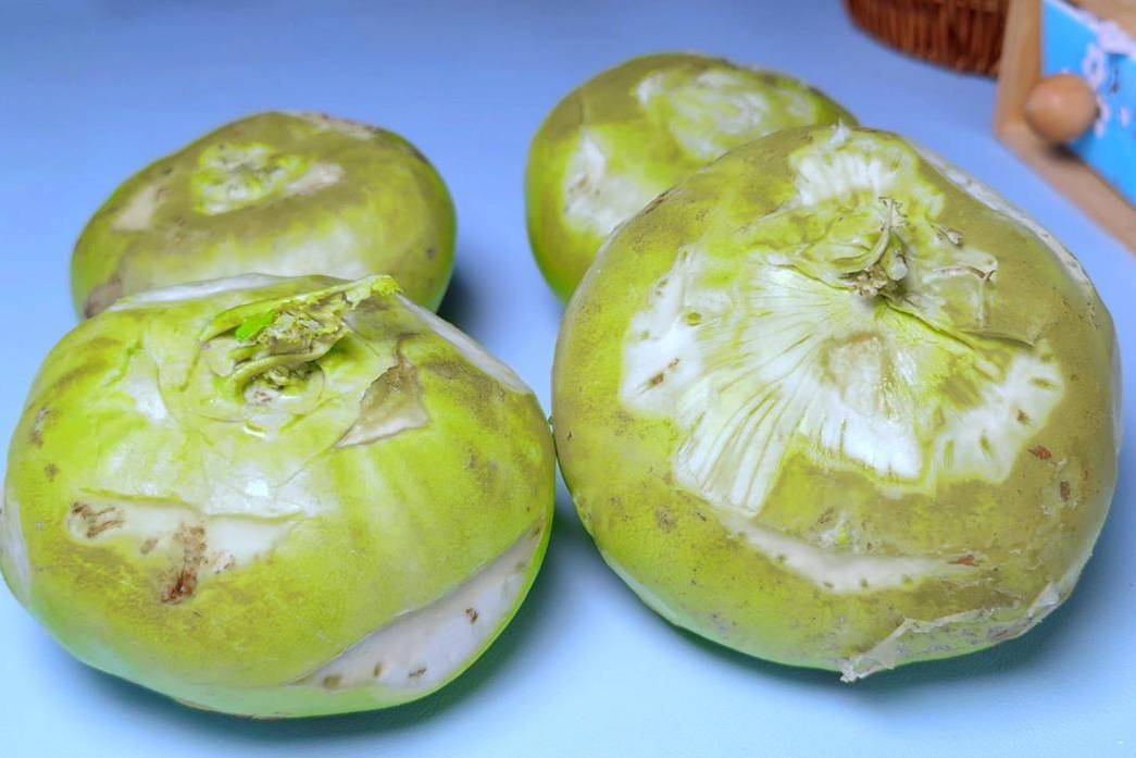 教你在家腌苤蓝,脆爽好吃又下饭,腌2天就能吃,放12个月不坏!