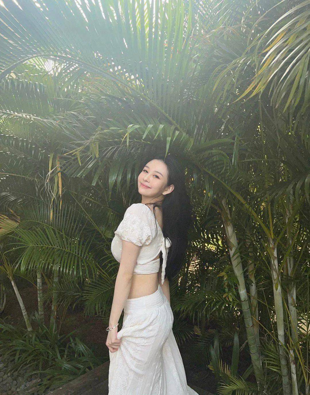 邱淑贞女儿马来西亚度假,穿露脐装难掩身材,花瓶腰大肚腩太抢镜_上衣