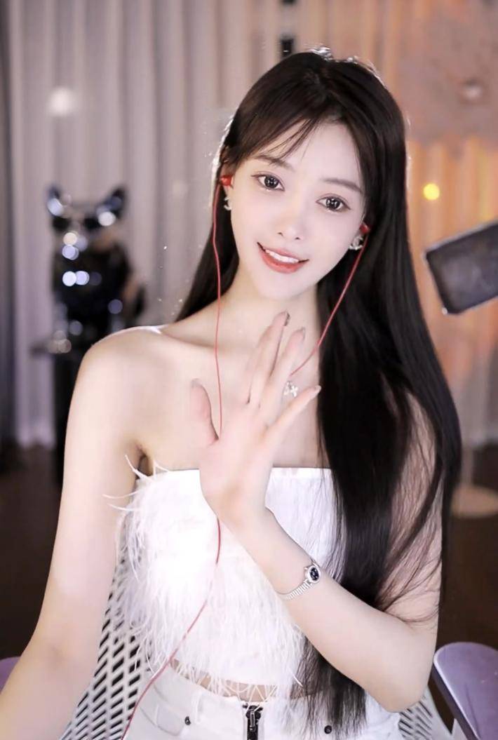 yy"电母"芮甜甜国威首秀,两位神豪争抢榜一,全程礼物特效霸屏_直播