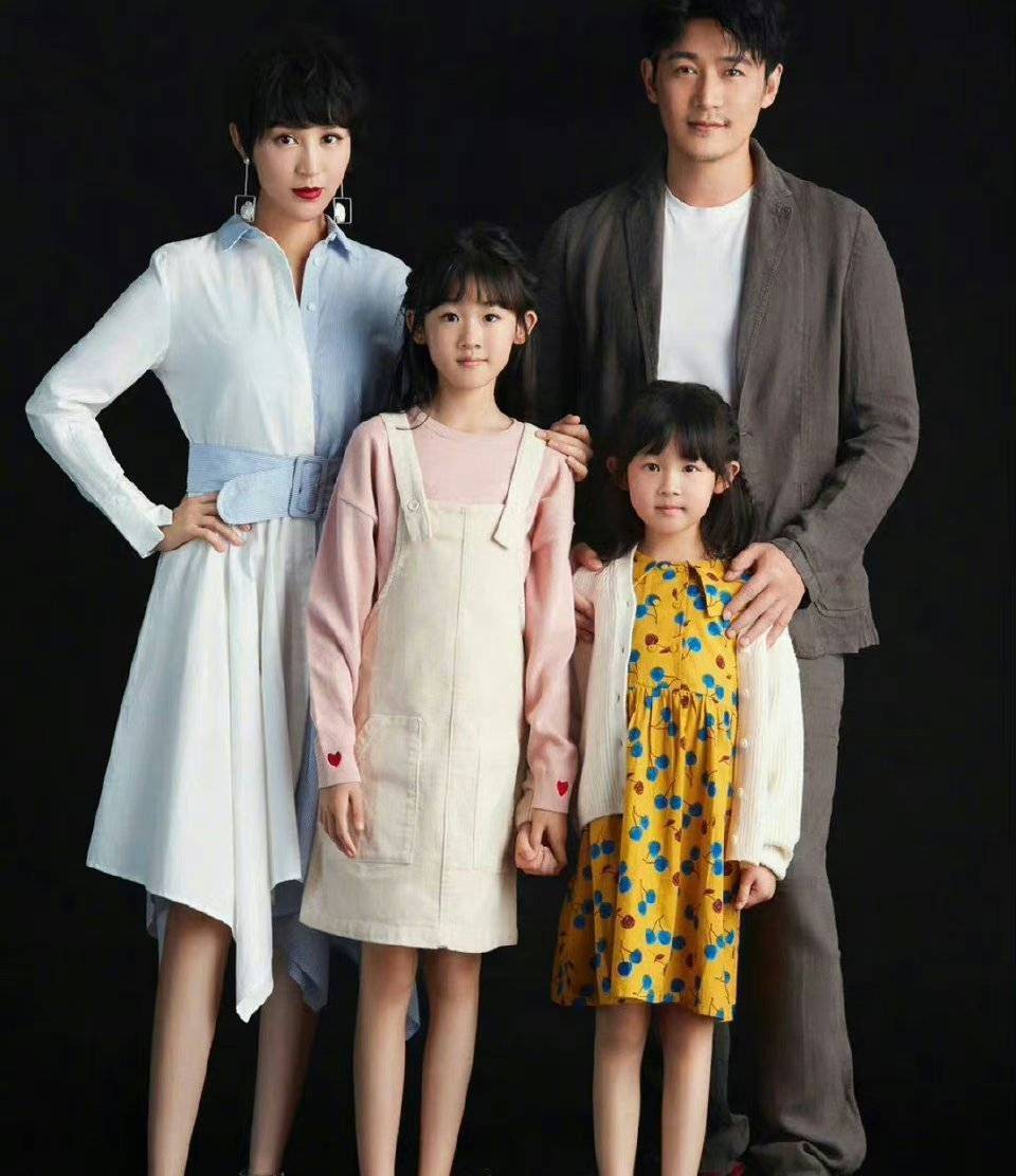 陆毅鲍蕾一家动物园撒糖,穿搭低调不失风度_女儿_网友_穿着