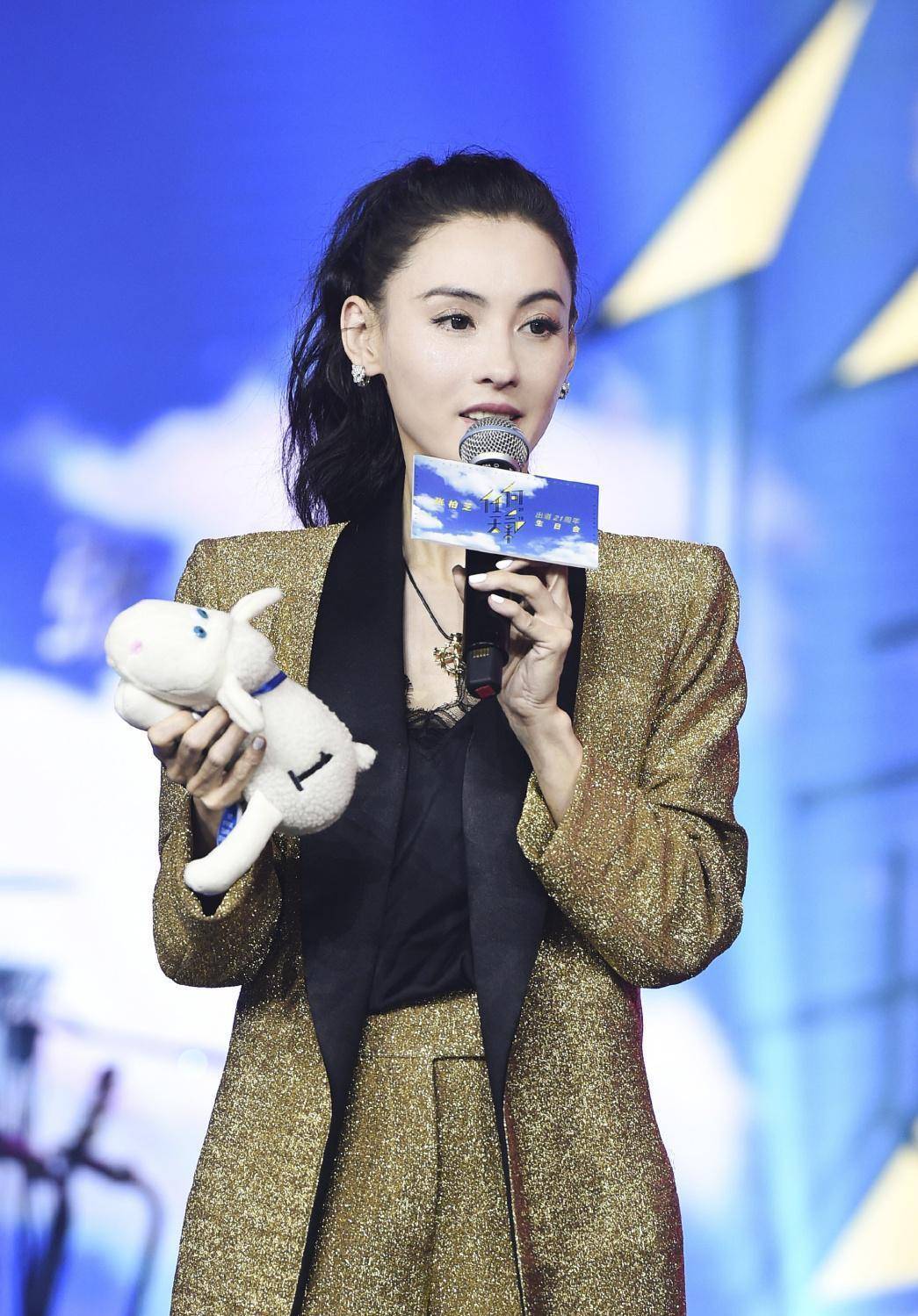 张柏芝近照曝光,微卷发搭配无袖白裙知性优雅,盛世美颜风采不减_白色