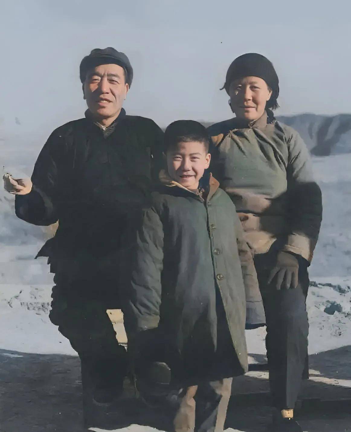 那个小孩,就是陈永贵的小儿子陈明亮.这张