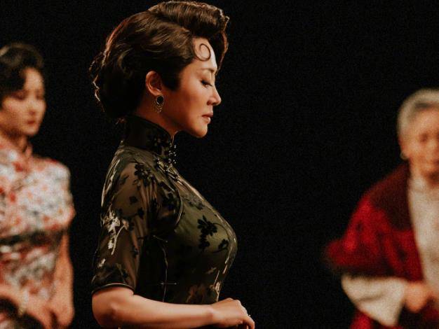 许晴与小22岁肖战演情侣,时尚红旗袍身段迷人,一双眼睛自带时尚_生活