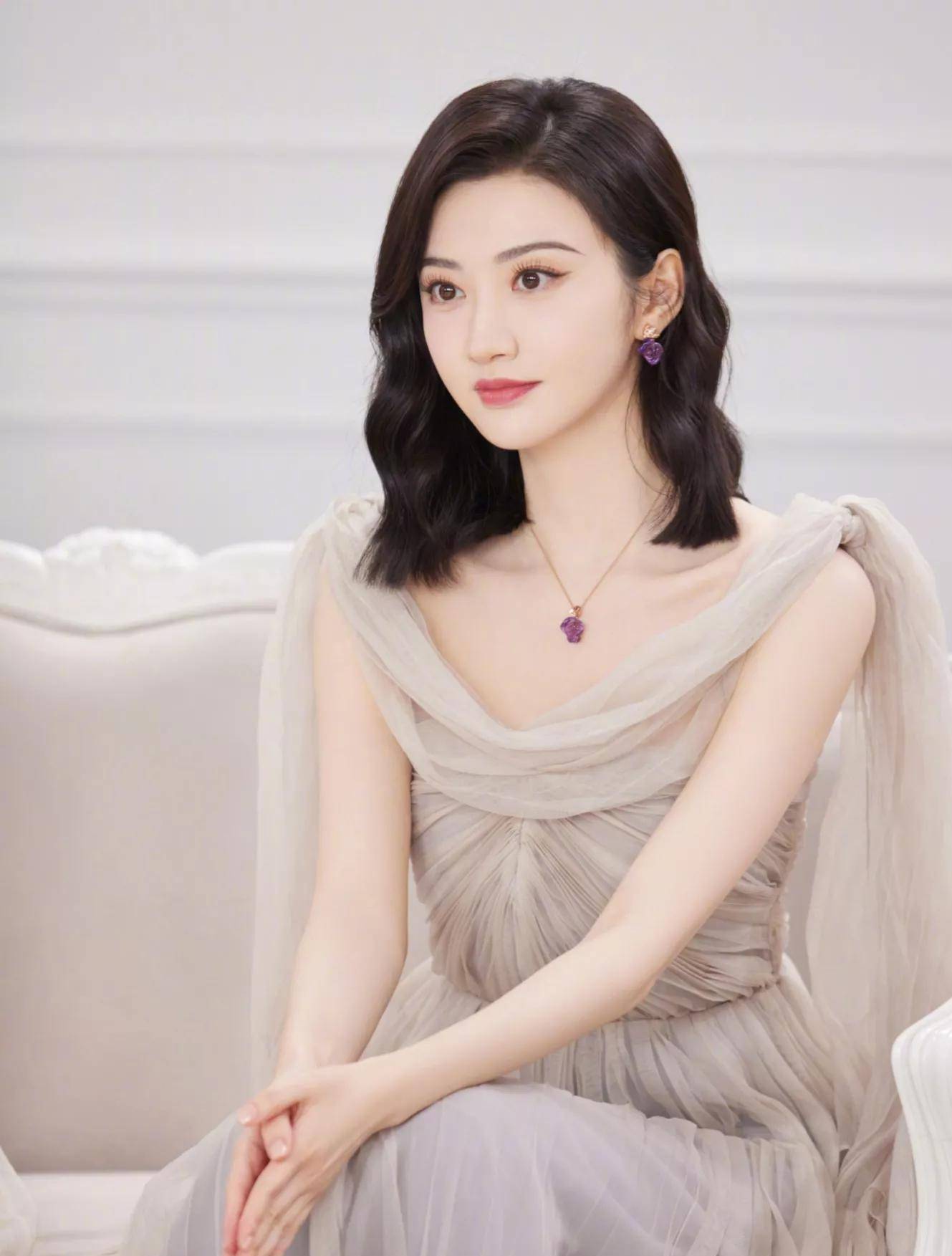 景甜轻纱长裙,香肩美背时尚迷人,皮肤白美如雪,魅力十足_网友_什么