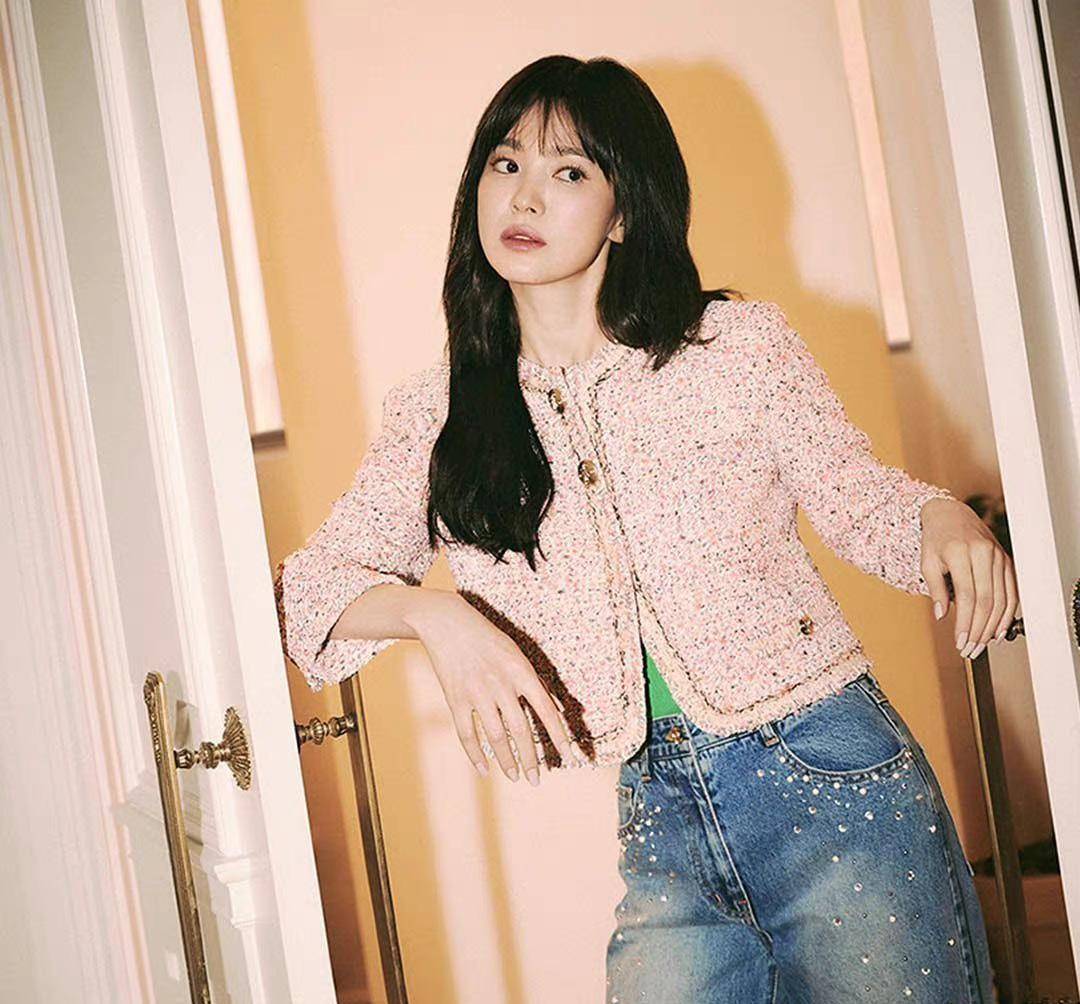 宋慧乔春日服饰画报,舒适随意的乔式穿搭,温柔氤氲的少女感_大气_风格