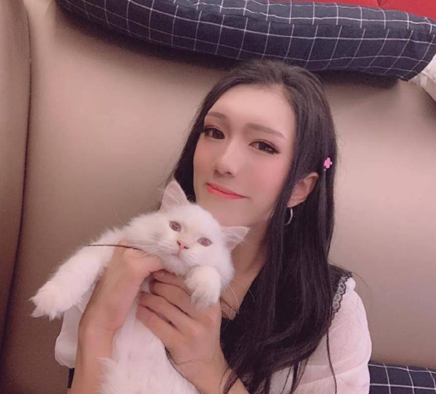 人气韩美娟:晚上是妖艳的"女大哥",白天是帅气的2000年小哥哥?