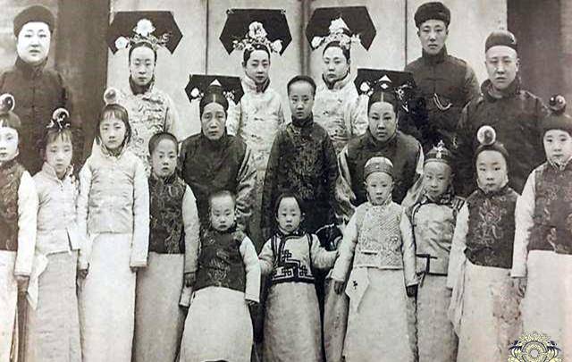 末代皇帝溥仪家族照:五位老婆却无儿无女,大婚后仍