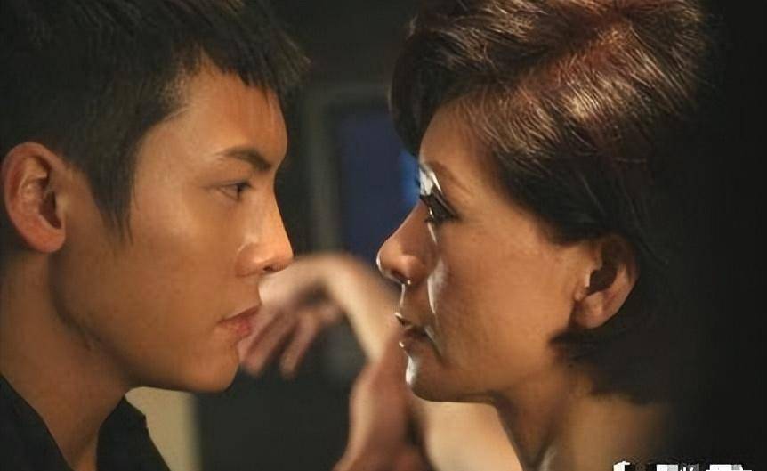 2010年,45岁的夏文汐高调宣布复出,并很快和当红明星陈伟霆拍摄了电影