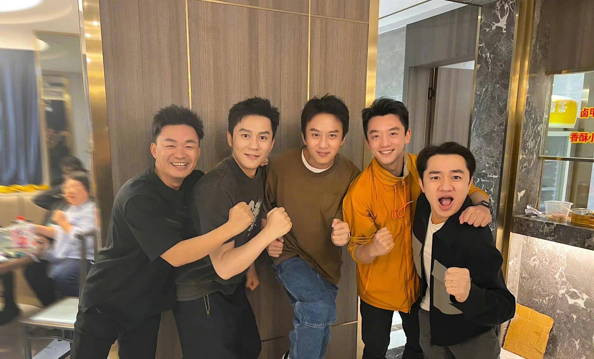 跑男初代成员的重聚,邓超发文:we are 伐木累 ! ​太戳泪点了吧! _