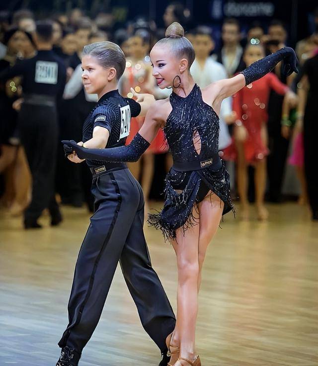 小女孩跳拉丁舞被说"擦边",是家长重口味,还是网友落伍了?