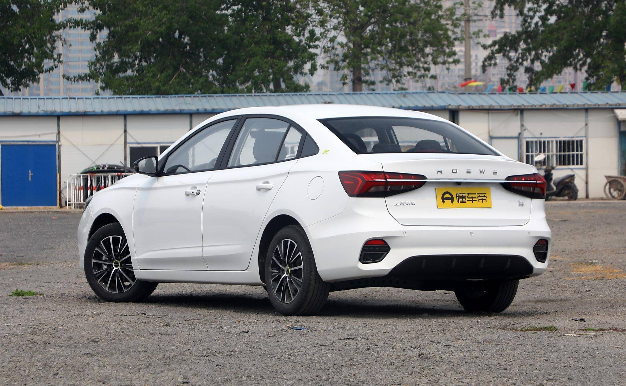 工薪家庭买辆荣威i5怎么样?价格便宜,外观时尚,搭载1.