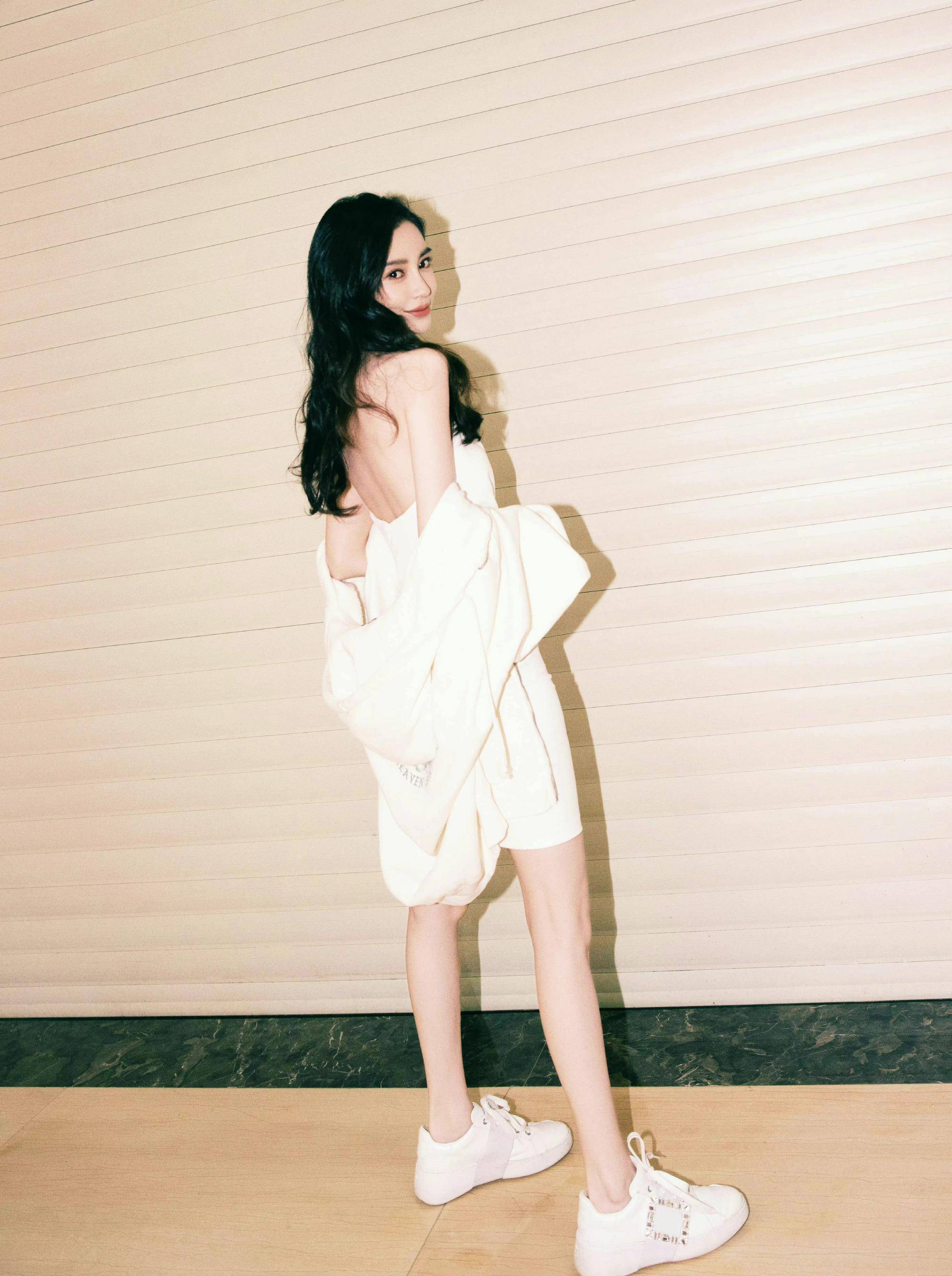 angelababy上班路透美照释出,纯白挂脖露背裙大秀性感_白色_气质_裙子