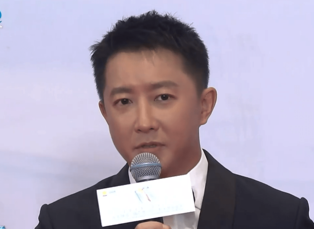 电影盛典:韩庚脸圆发福,蓝盈莹合照赢张婧仪,江疏影裙子像桌布_状态