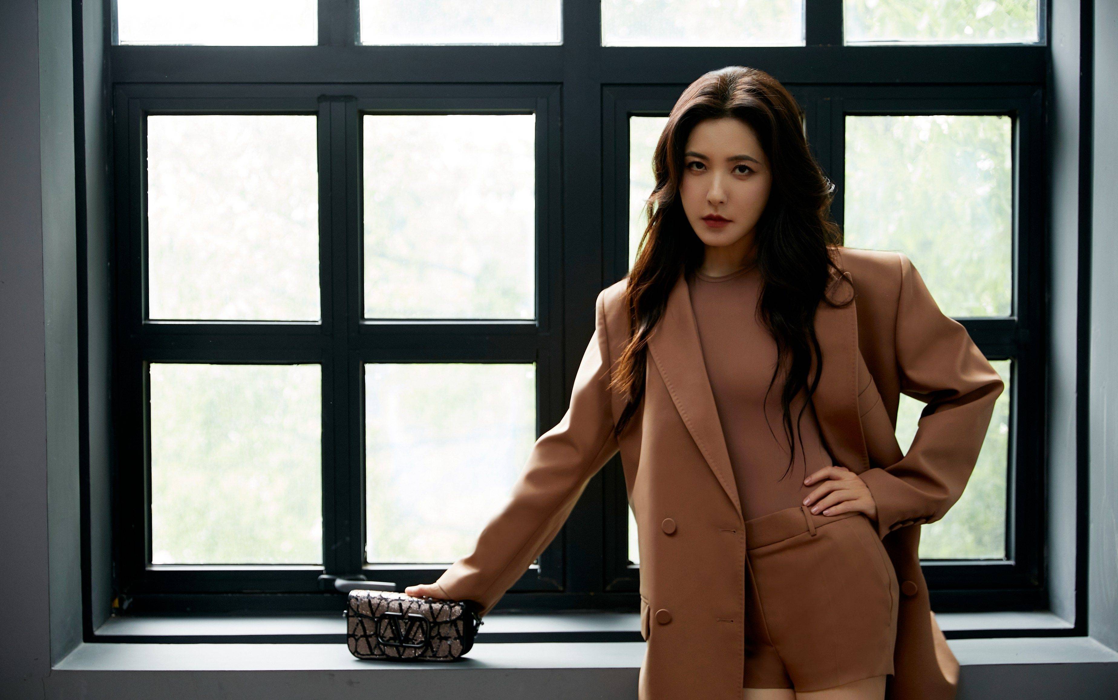 曾黎灰色职业装大长腿性感写真_身材_岁月_杀猪刀