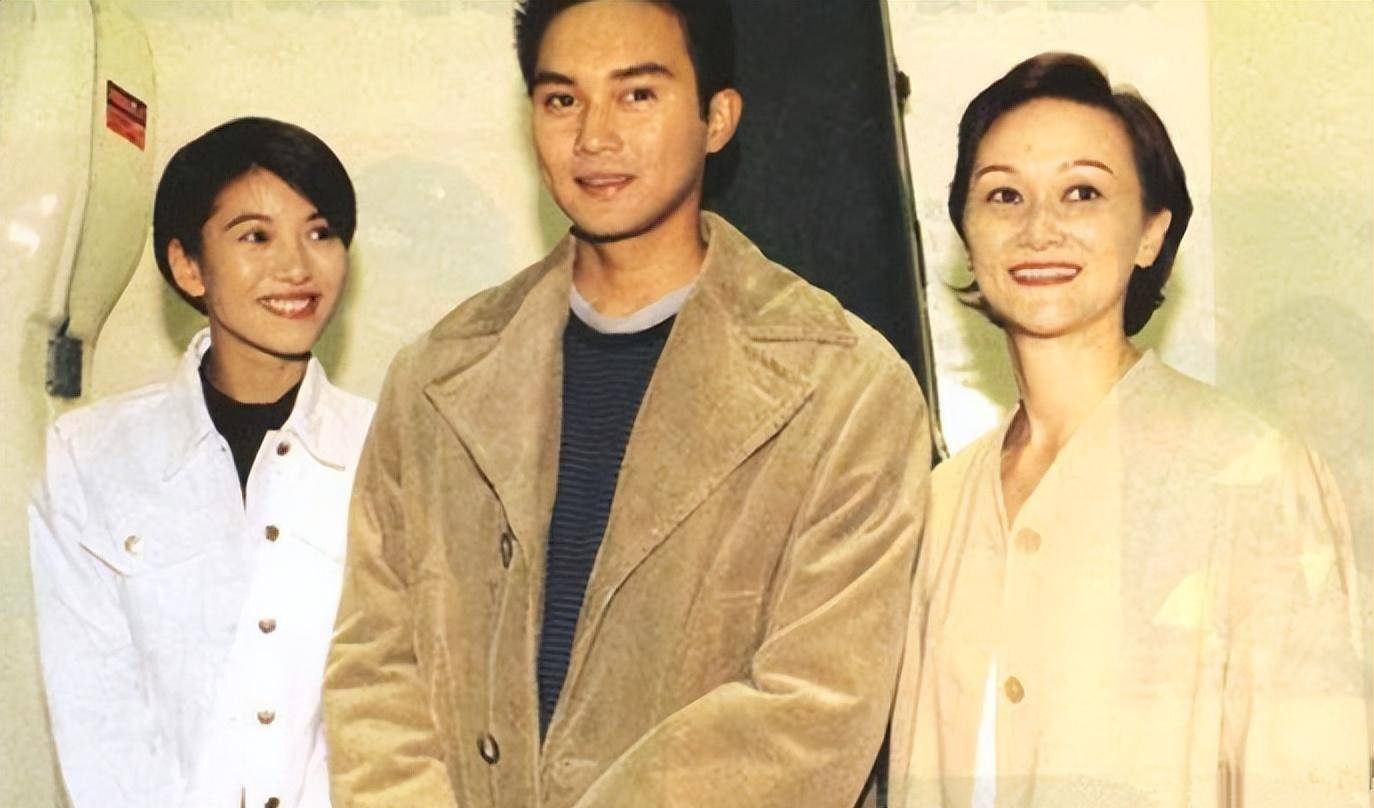 张智霖现身胡子全白,懒理夜店风波与妻同框,张妈露面太像曹查理