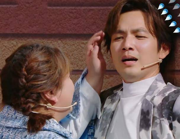 贾玲壁咚钟汉良,男方手放的位置太抢镜,素质是装不出来的_时候_王牌