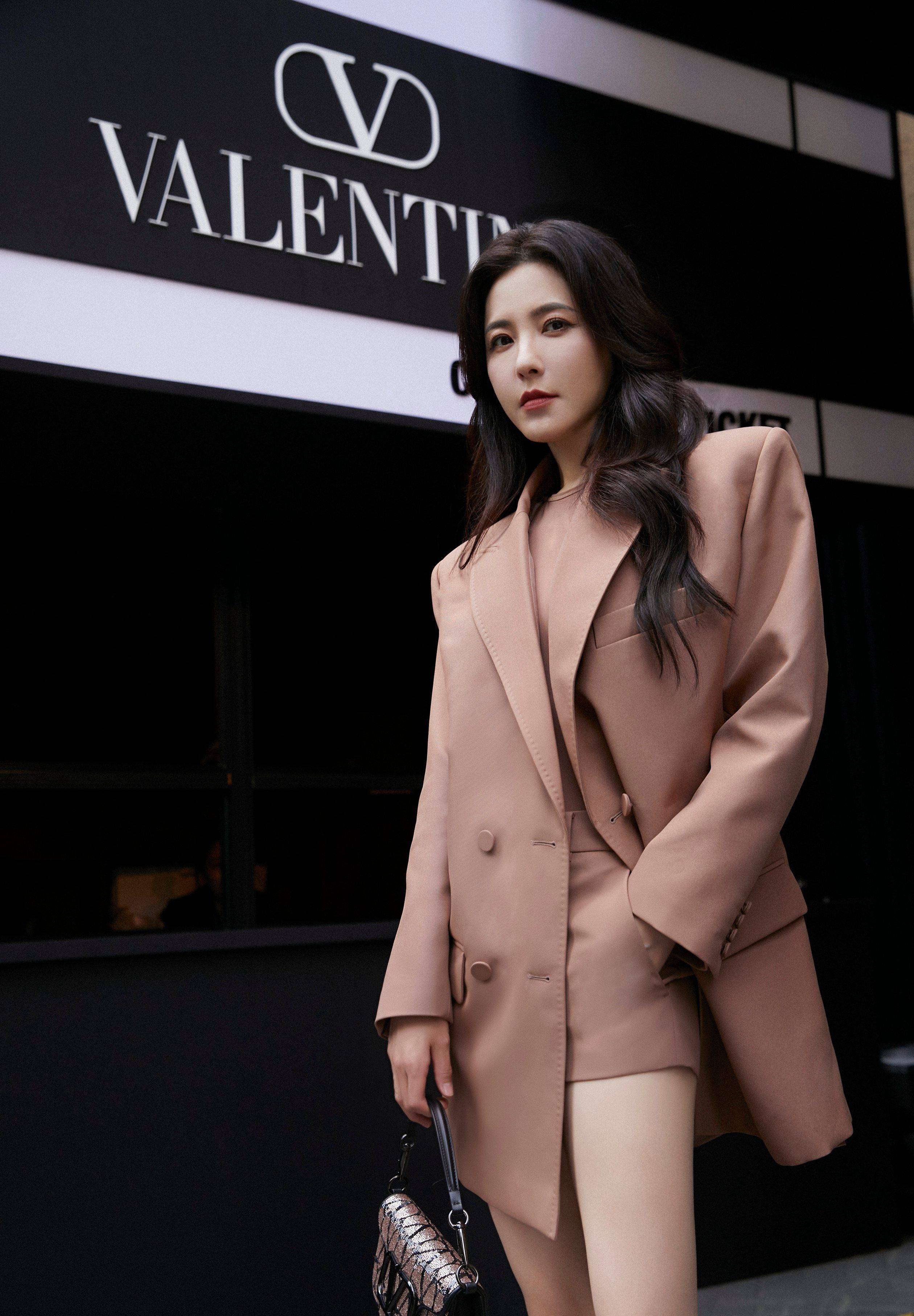 曾黎灰色职业装大长腿性感写真