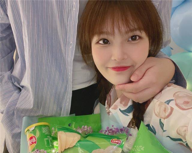 "动漫头"主播吃蛋糕,却出现bug,原形毕露?