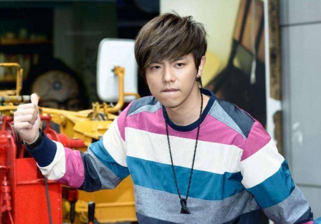 小鬼自曝童年旧照,"初恋情人"杨丞琳17字吐槽_黄鸿升_妹妹_青春