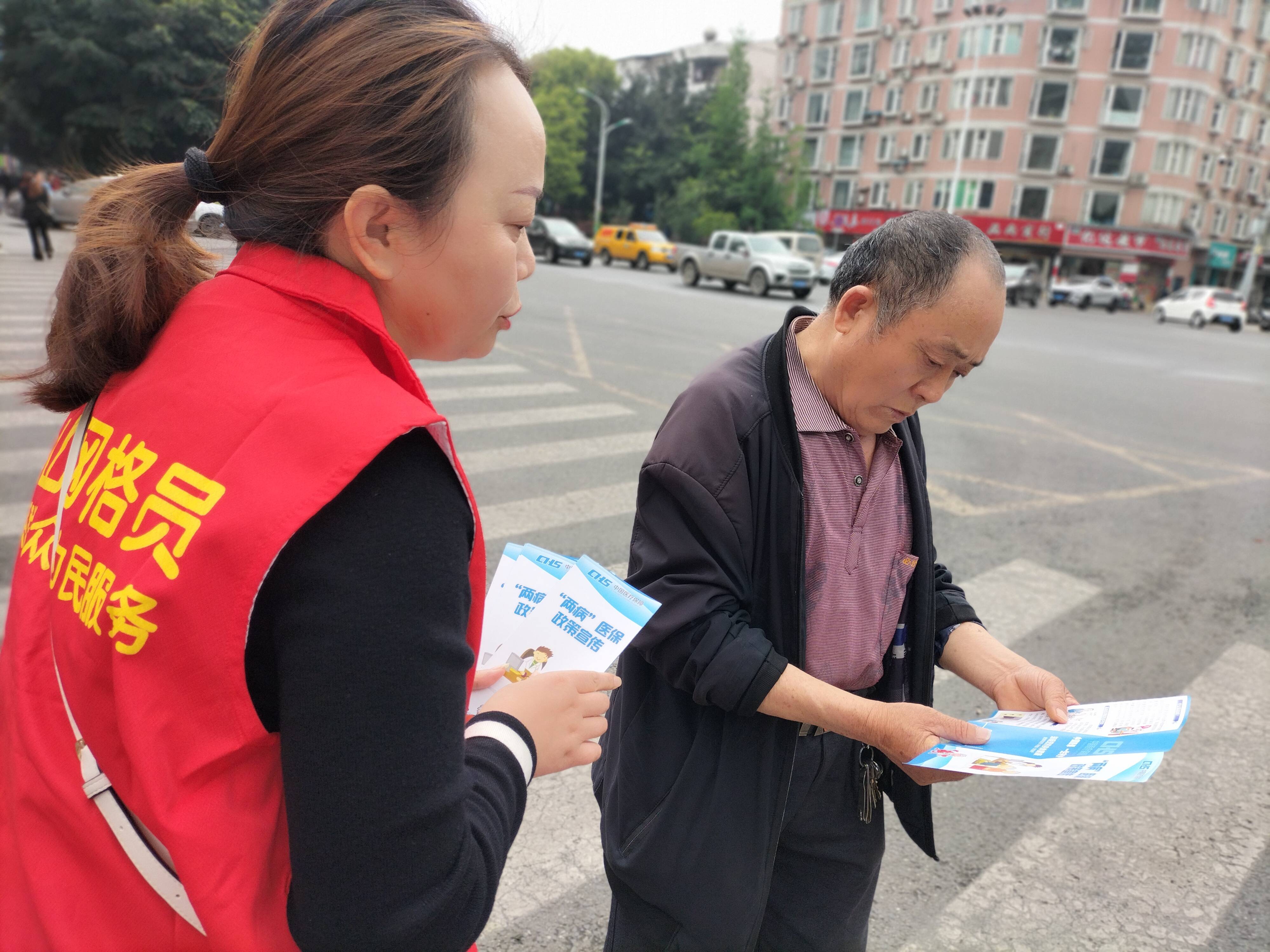 网格员积极开展医保政策宣传普及惠民众_群众_辖区_基本