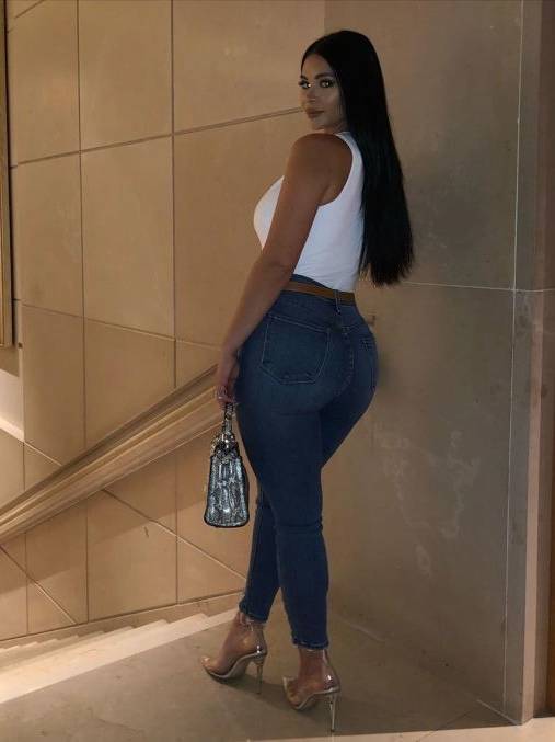 这个时候的乔治,跟里弗斯的女儿卡莉·里弗斯正在恋爱,并且卡莉也已经