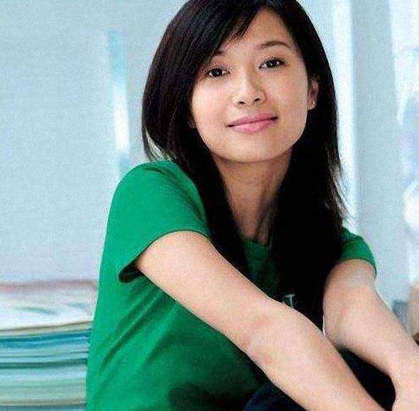 徐静蕾毕业于北京电影学院表演系,积累了一定的演艺经验后,她担任导演