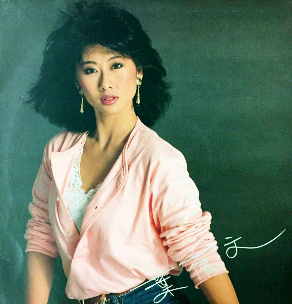 90年代初那几年,对于香港女歌手来说,梅艳芳已退出,王菲还未大火,正是