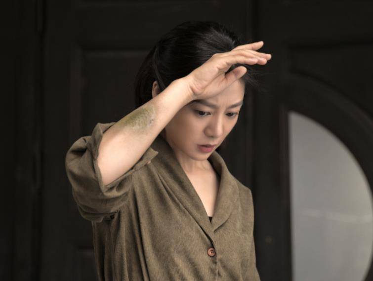 合作完杨紫演惊悚电影,"艾青"演技撑起口碑,却被误认成安以轩_真儿