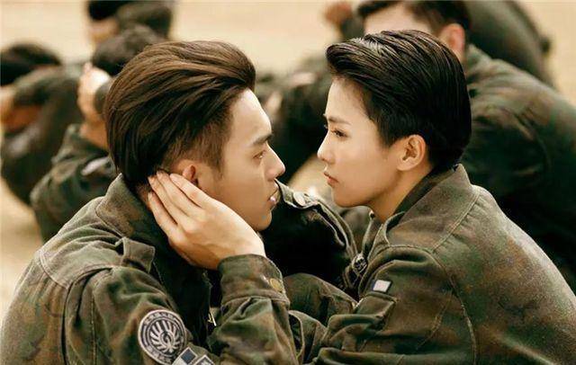 许凯现身白鹿小区再被拍,先后从家中出来疑已同居_回应_白鹿家_双方