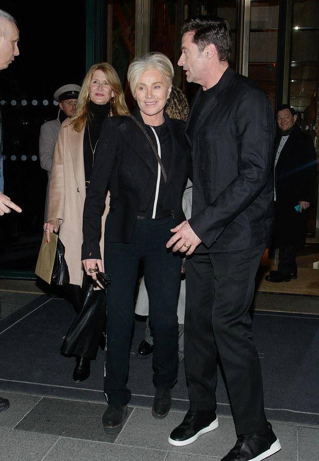 54岁的休·杰克曼和他67岁的妻子黛博拉-李弗内斯正在巴黎旅行.