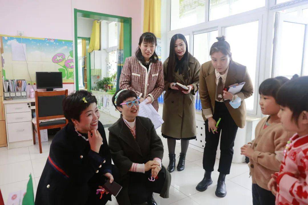 活动视导卸甲山幼儿园和太子务幼儿园两所幼儿园园长分别从队伍建设
