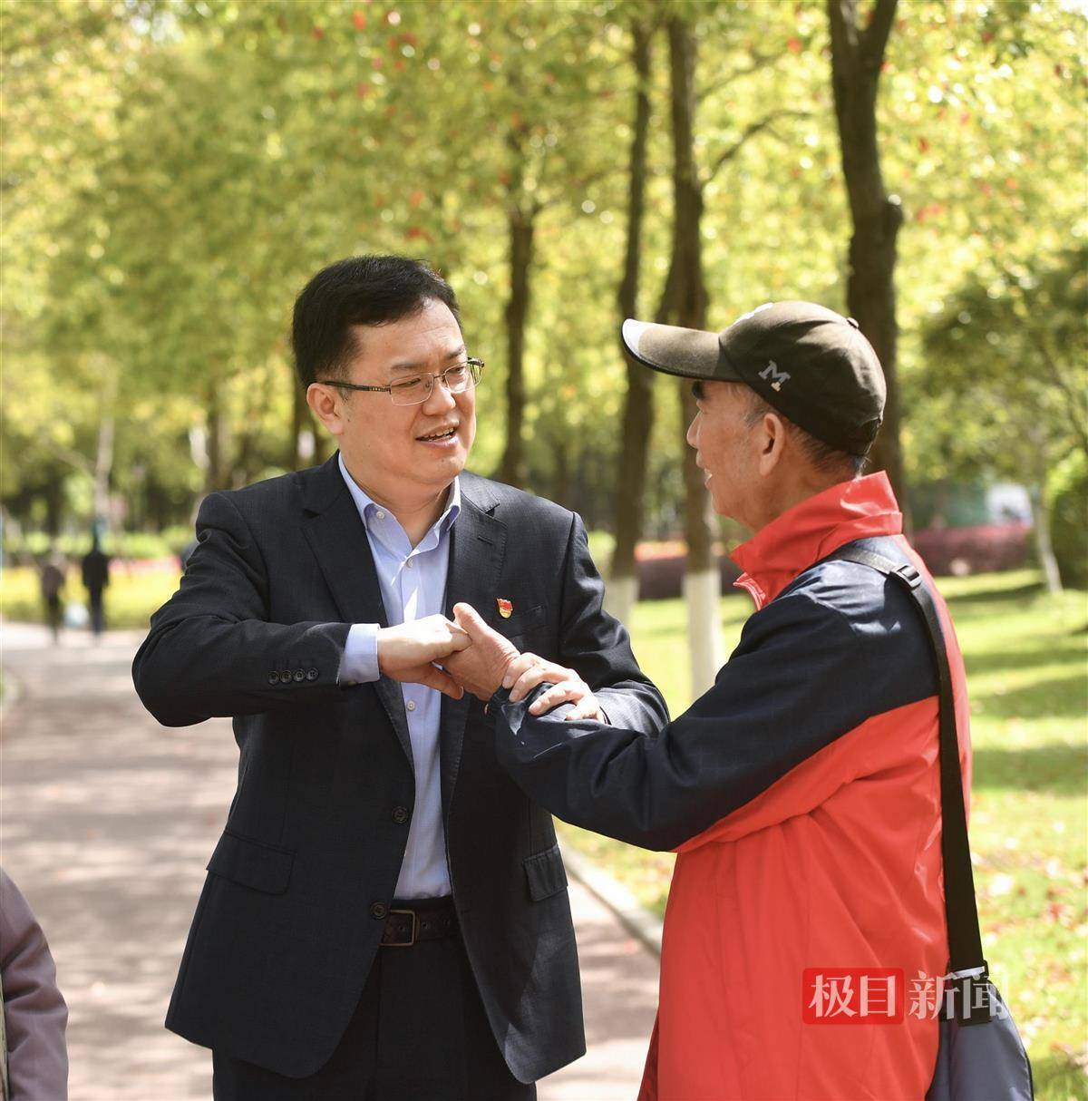 武汉这名医生火了!一个动作坚持了10年,网友爆赞_沈伟_患者_帕金森