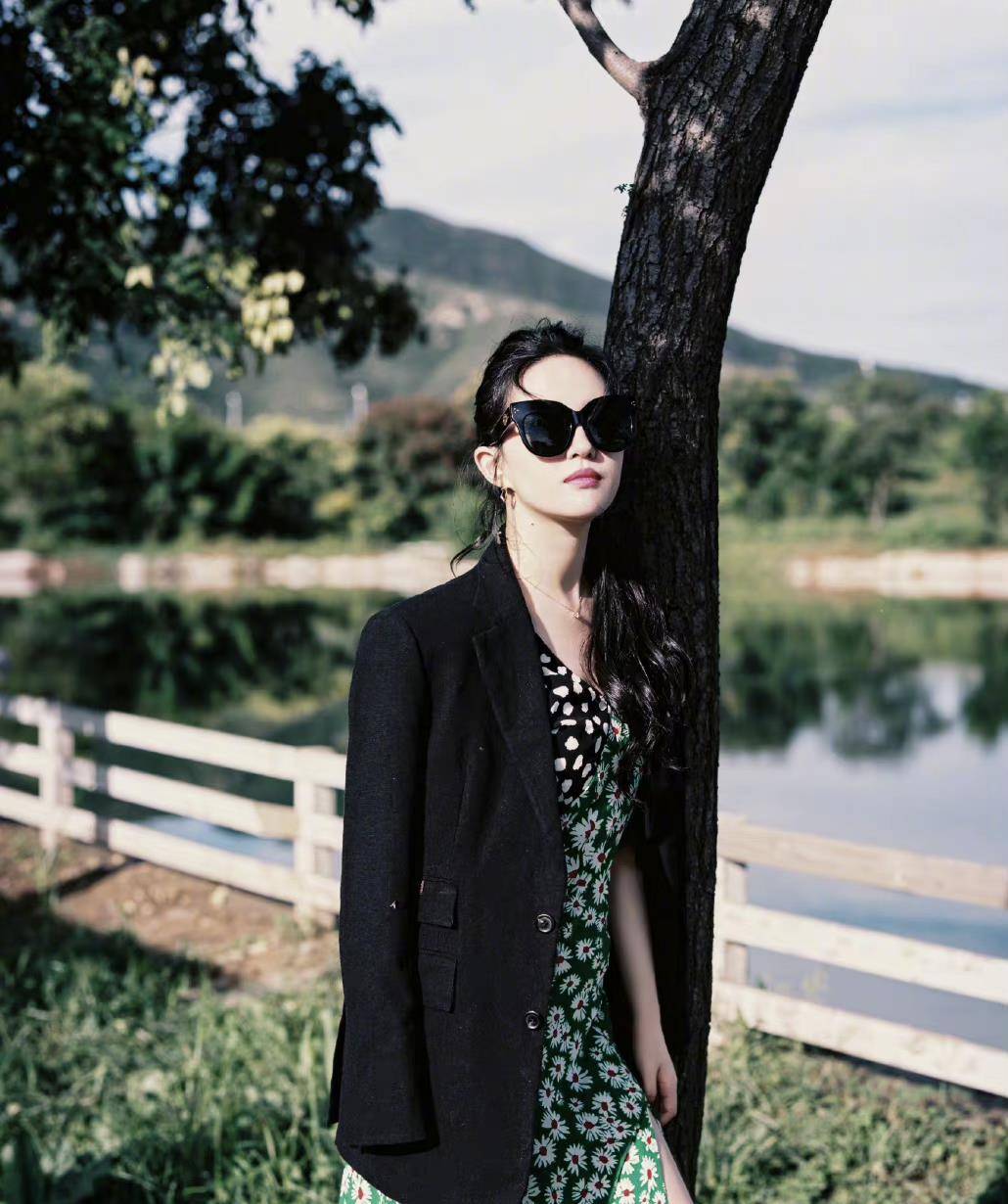 刘亦菲国庆出游,质朴的碎花裙也能穿出时髦感,好气质