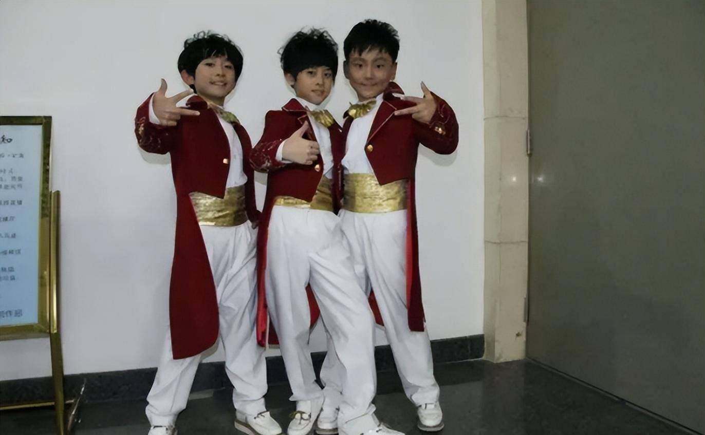 2009年,易烊千玺跟段旭宇,王迦拿组成"飞炫少年"组合,后受邀参加电视