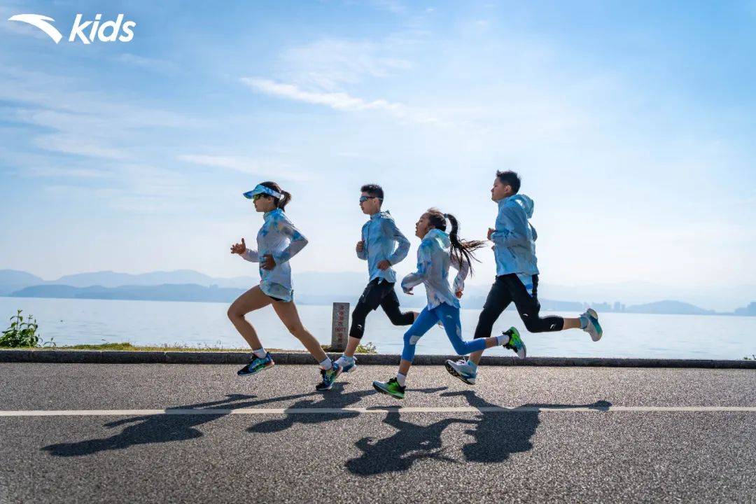 安踏儿童跑步顽炼营追风开跑:在运动中诠释体育的教育力量_活动_孩子