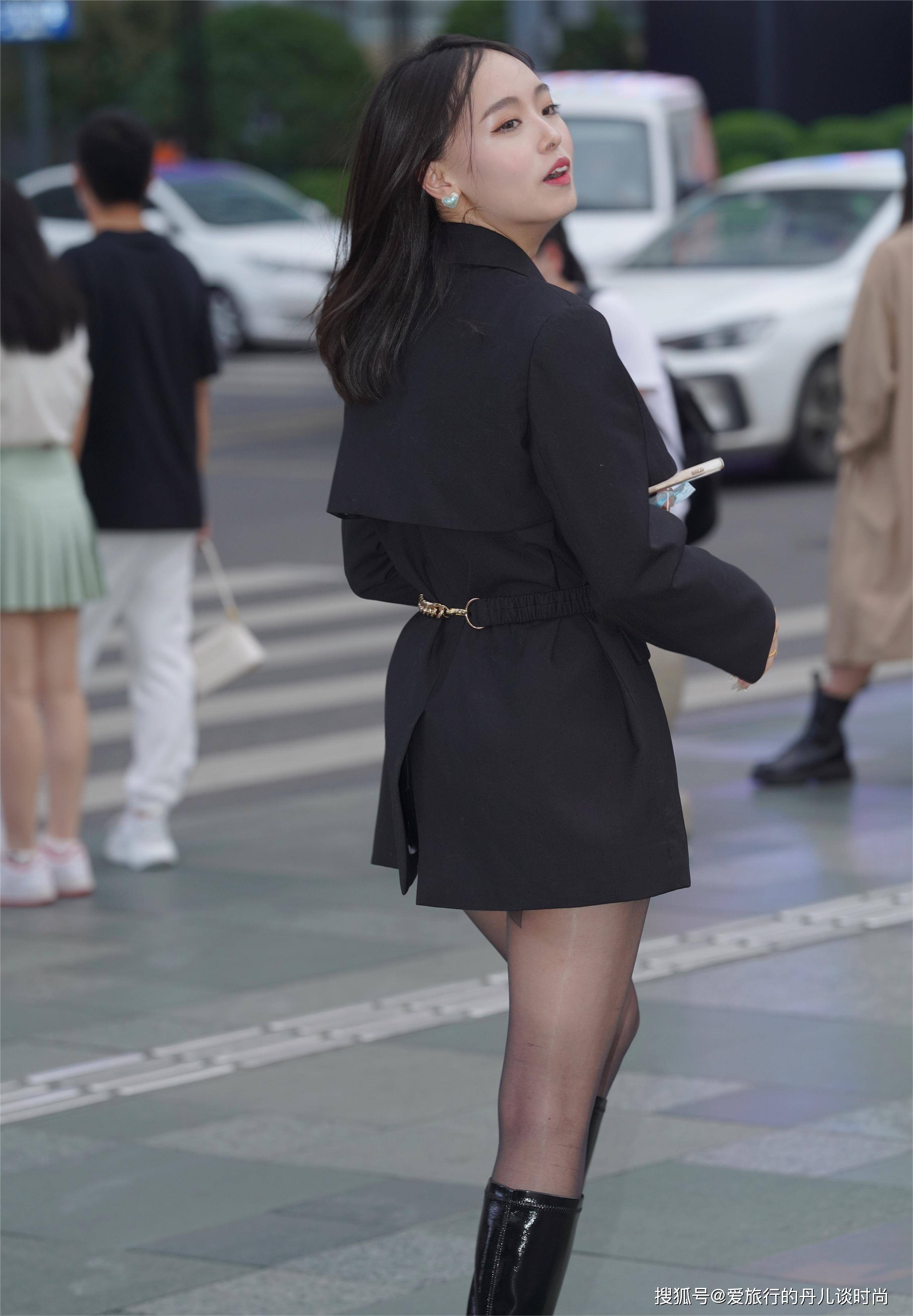 美女把黑色长款西服当裙穿,脚踩黑色漆皮中筒靴,又甜又酷_姐姐_身材