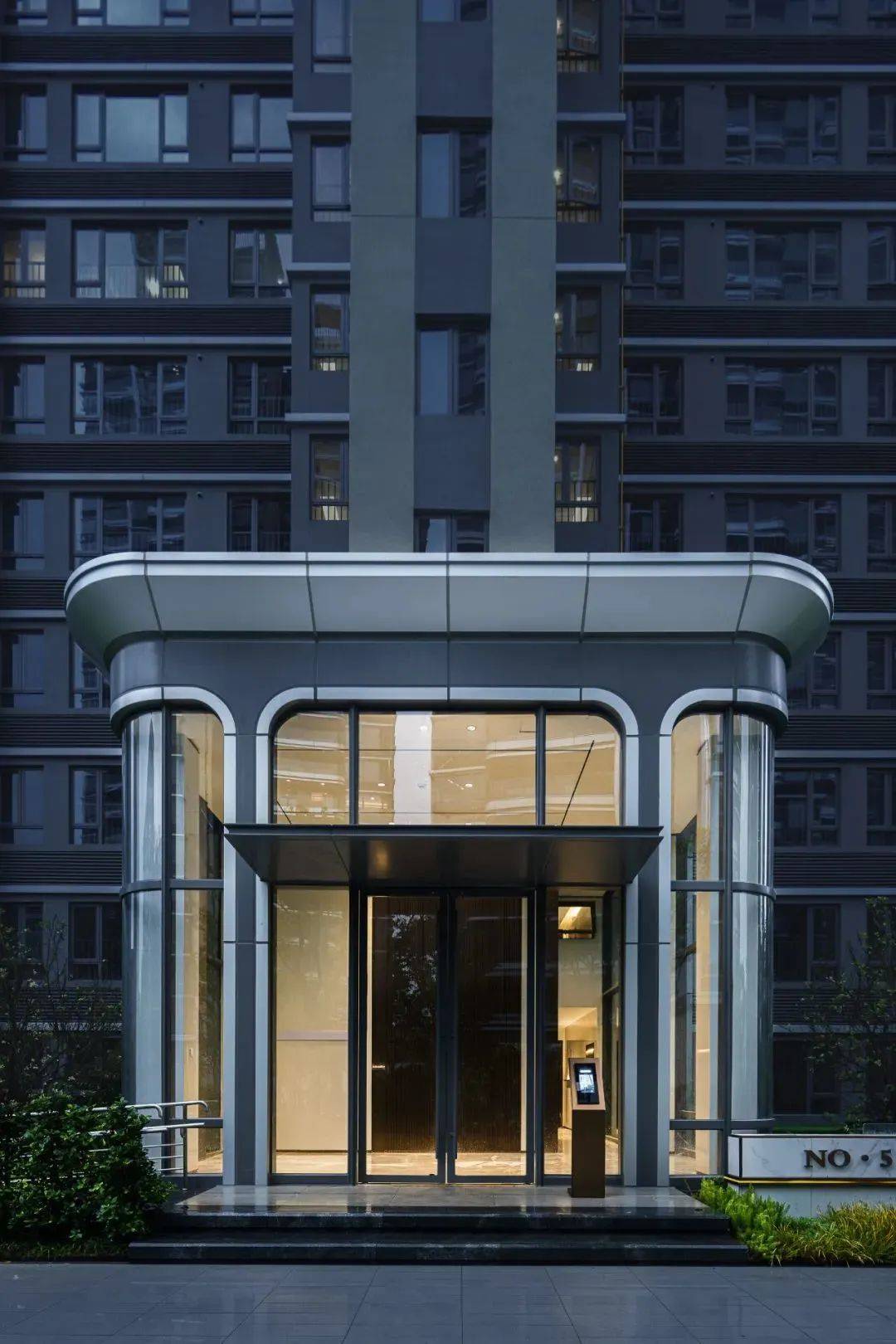 南京栖樾府 实景图南京栖樾府采用白色石材+灰色格栅