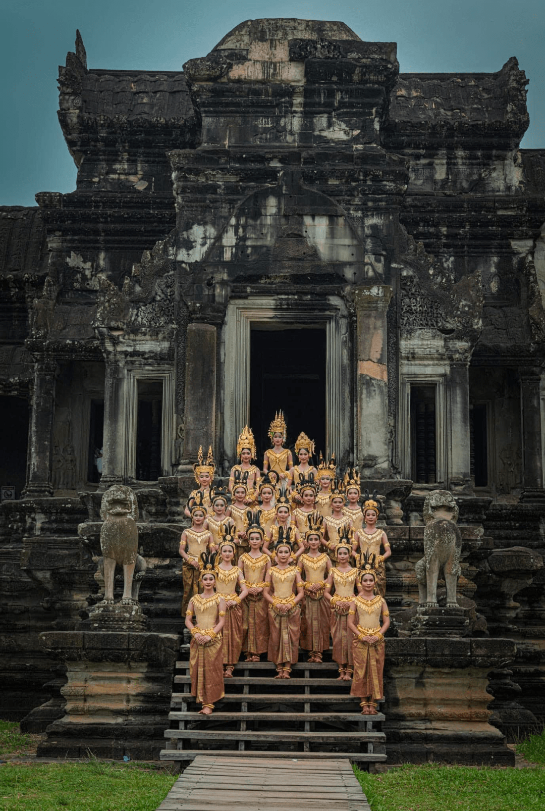 身穿薄纱,婷婷玉立有人说柬埔寨的阿普萨拉舞蹈