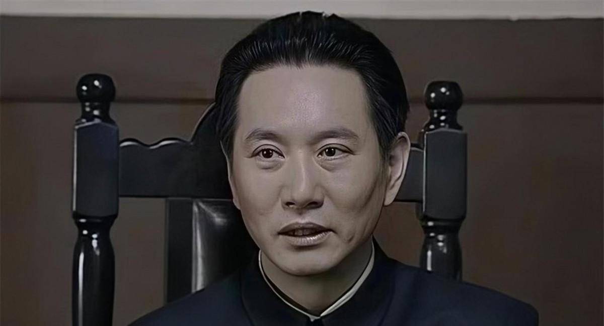 当时姚刚正在横店拍摄电视剧《最后的较量》,闲暇时遇到了正在筹拍