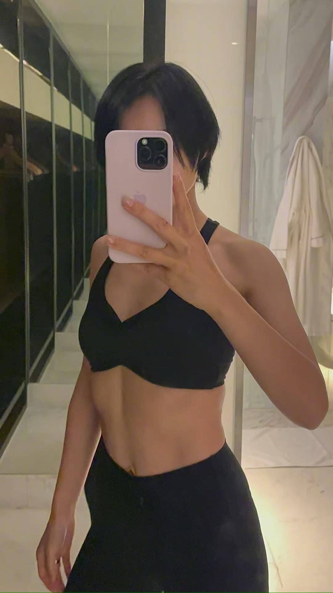 43岁胡杏儿秀好身材,腹肌抢镜马甲线明显,完全不像三个孩子的妈_状态