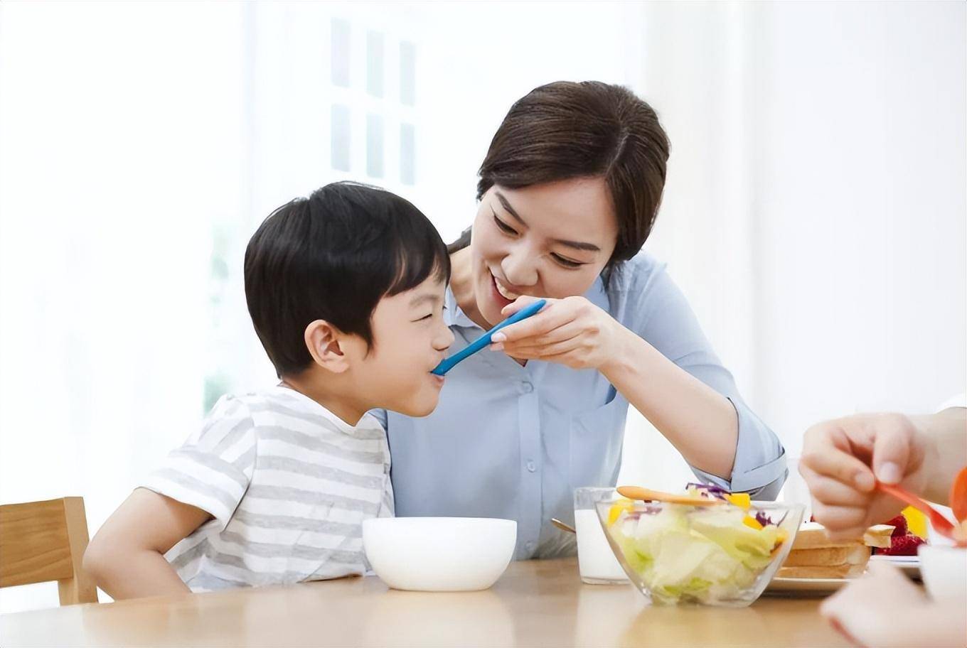 喂饭要有期限,超过这个月龄就要放手,以免宝宝的脾胃越来越弱_家长