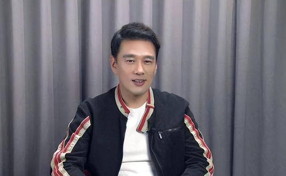 为饰演马化腾花4万配眼镜,拿30万定制西装,王耀庆到底有多敬业_虞书欣