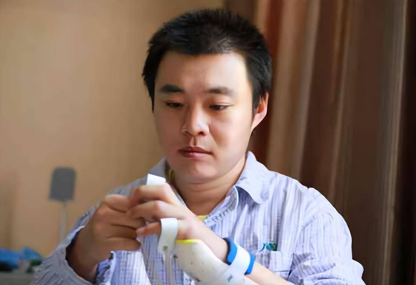 眼科医生陶勇:被患者砍伤后,无法再上手术台,却换了方式救人_振国