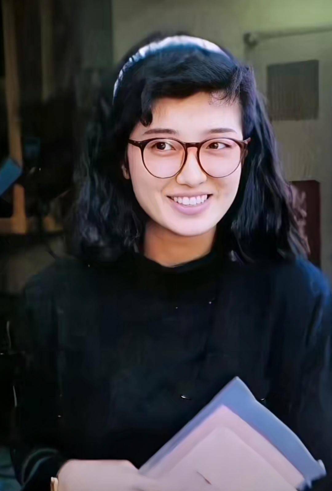 63岁的山口百惠微胖也气质,穿衣简约不扮嫩,自然老去的样子真美_衣服