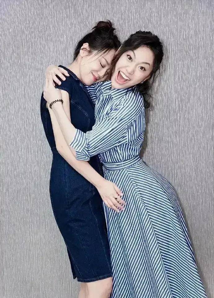 女儿拍写真,牛仔裙秀身材,女儿清新脱俗,一对母女花_父母_邹元清_五官